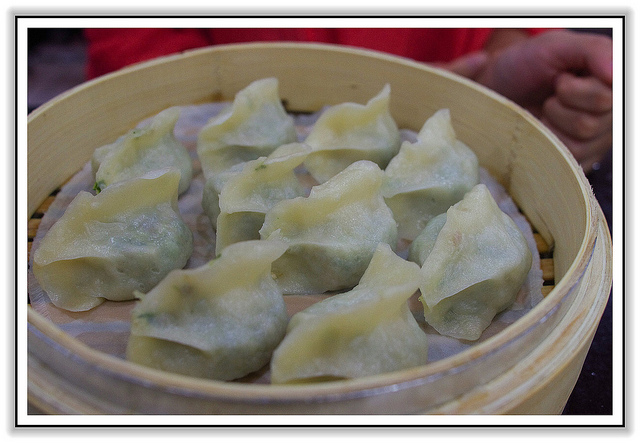 ＜食記＞東區平價巷弄美食： 皮薄餡多 小心湯汁爆口-東區紫琳　
