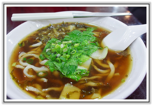 ＜食記＞東區平價巷弄美食： 皮薄餡多 小心湯汁爆口-東區紫琳　