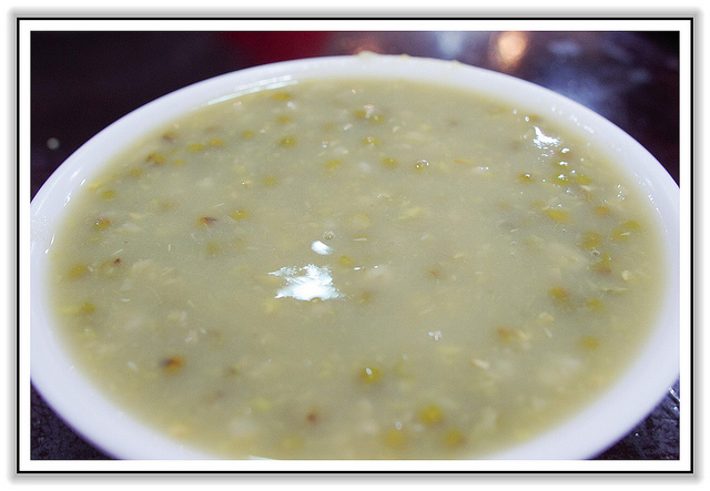 ＜食記＞東區平價巷弄美食： 皮薄餡多 小心湯汁爆口-東區紫琳　