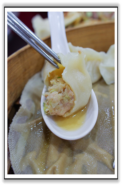 ＜食記＞東區平價巷弄美食： 皮薄餡多 小心湯汁爆口-東區紫琳　