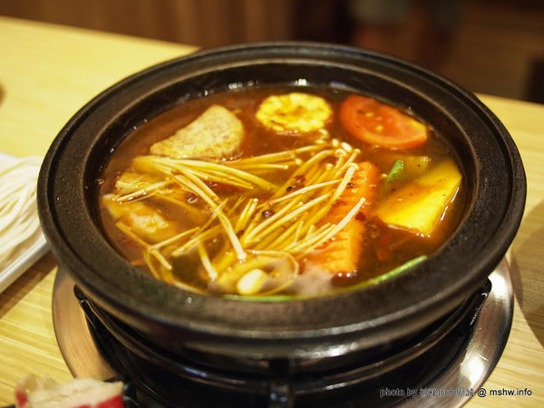 劉一鍋迷你火鍋：【食記】DIY的樂趣？重慶麻辣風的味味一品鍋 @ 台中西屯-劉一鍋台灣迷你石頭鍋