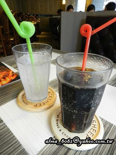 【桃園~ Black Sheep黑羊加州火烤餐廳】氣氛佳‧餐前麵包口感優