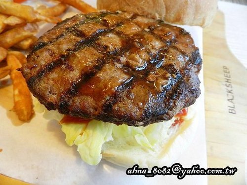 【桃園~ Black Sheep黑羊加州火烤餐廳】氣氛佳‧餐前麵包口感優