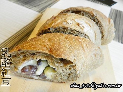 【桃園~ Black Sheep黑羊加州火烤餐廳】氣氛佳‧餐前麵包口感優