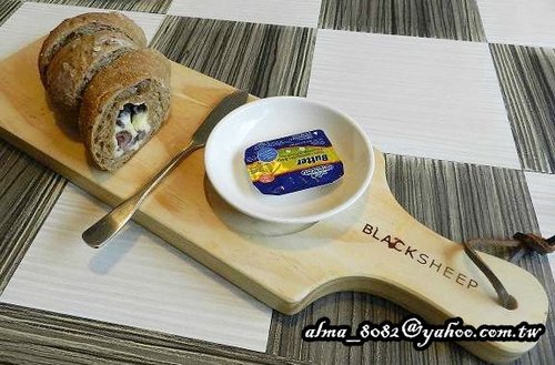 【桃園~ Black Sheep黑羊加州火烤餐廳】氣氛佳‧餐前麵包口感優