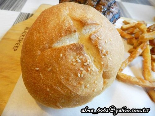 【桃園~ Black Sheep黑羊加州火烤餐廳】氣氛佳‧餐前麵包口感優