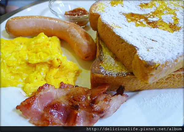 白腸雙拼炒蛋布丁吐司近拍 白腸雙拼炒蛋布丁吐司近拍