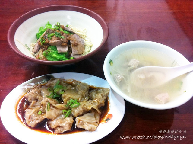 『食記』高雄前鎮。惠鑽小吃部，工頭們最愛的小吃攤