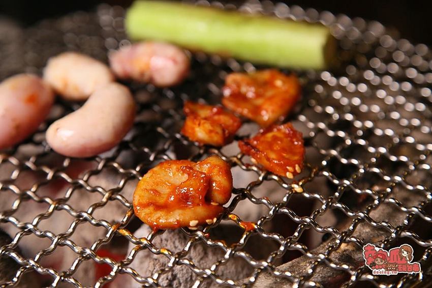 【台南美食】台南最狂日式居酒屋，竟然連大阪地標固力果跑跑人都搬進店：nest炭火燒肉專門 - 熱血玩台南。跳躍新世界