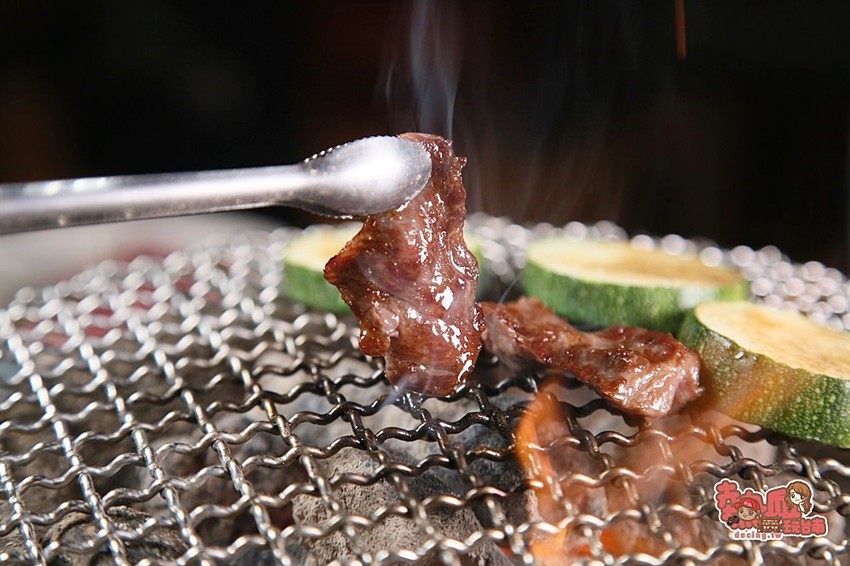 【台南美食】台南最狂日式居酒屋，竟然連大阪地標固力果跑跑人都搬進店：nest炭火燒肉專門 - 熱血玩台南。跳躍新世界