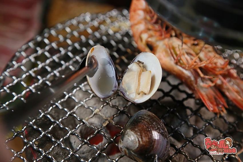 【台南美食】台南最狂日式居酒屋，竟然連大阪地標固力果跑跑人都搬進店：nest炭火燒肉專門 - 熱血玩台南。跳躍新世界