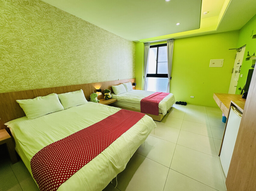 【黃色風箏】台南親子住宿開箱｜滑梯房、沙坑、搖搖馬玩到不想退