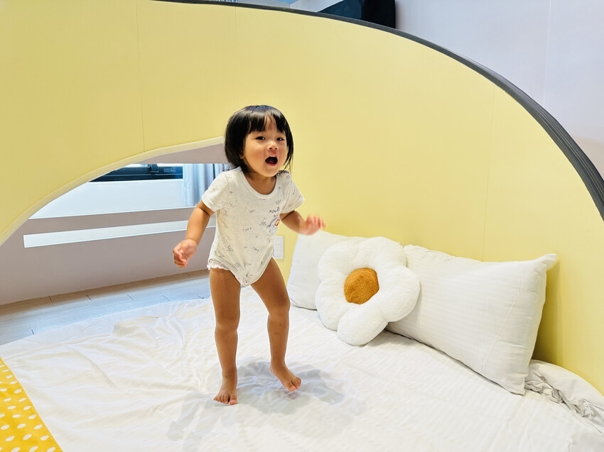 【黃色風箏】台南親子住宿開箱｜滑梯房、沙坑、搖搖馬玩到不想退