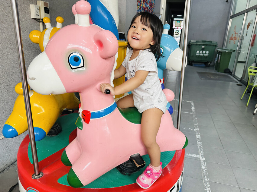 【黃色風箏】台南親子住宿開箱｜滑梯房、沙坑、搖搖馬玩到不想退