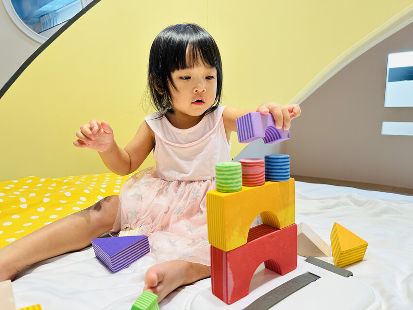 【黃色風箏】台南親子住宿開箱｜滑梯房、沙坑、搖搖馬玩到不想退