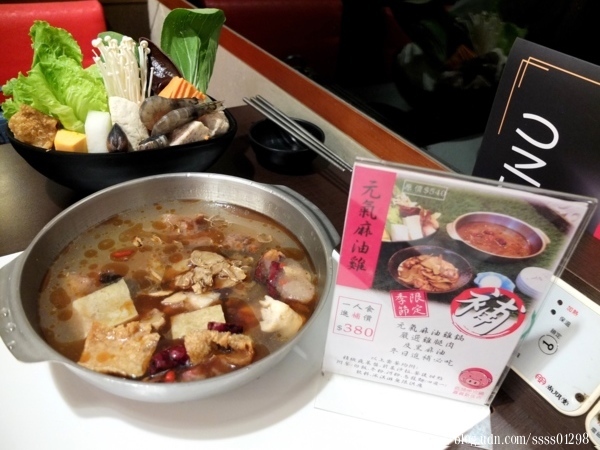 嘉義美食【紅豬呷火鍋(嘉義新生店)】個人式套餐火鍋 獨享18oz大肉量肉魂鍋 火烤韓式辣雞鍋 飲料/冰品無限供應
