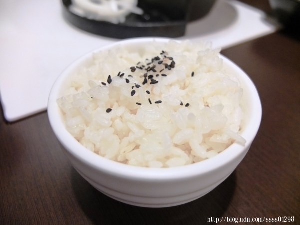 嘉義美食【紅豬呷火鍋(嘉義新生店)】個人式套餐火鍋 獨享18oz大肉量肉魂鍋 火烤韓式辣雞鍋 飲料/冰品無限供應