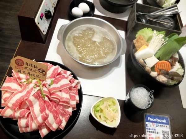 嘉義美食【紅豬呷火鍋(嘉義新生店)】個人式套餐火鍋 獨享18oz大肉量肉魂鍋 火烤韓式辣雞鍋 飲料/冰品無限供應