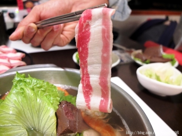 嘉義美食【紅豬呷火鍋(嘉義新生店)】個人式套餐火鍋 獨享18oz大肉量肉魂鍋 火烤韓式辣雞鍋 飲料/冰品無限供應