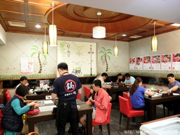 嘉義美食【紅豬呷火鍋(嘉義新生店)】個人式套餐火鍋 獨享18oz大肉量肉魂鍋 火烤韓式辣雞鍋 飲料/冰品無限供應