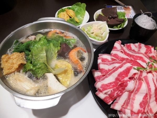 嘉義美食【紅豬呷火鍋(嘉義新生店)】個人式套餐火鍋 獨享18oz大肉量肉魂鍋 火烤韓式辣雞鍋 飲料/冰品無限供應