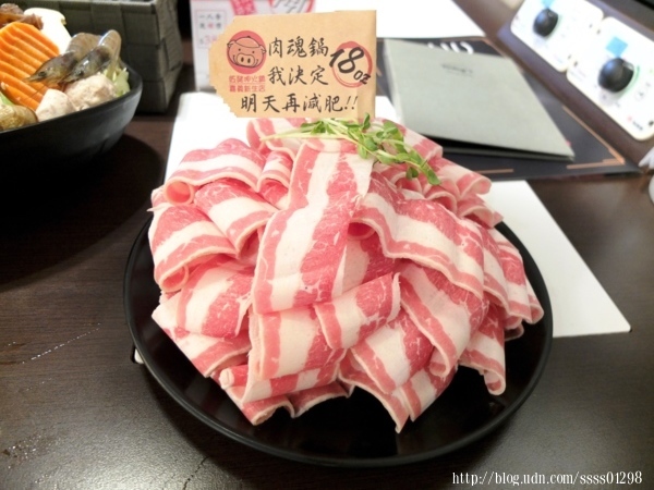 嘉義美食【紅豬呷火鍋(嘉義新生店)】個人式套餐火鍋 獨享18oz大肉量肉魂鍋 火烤韓式辣雞鍋 飲料/冰品無限供應