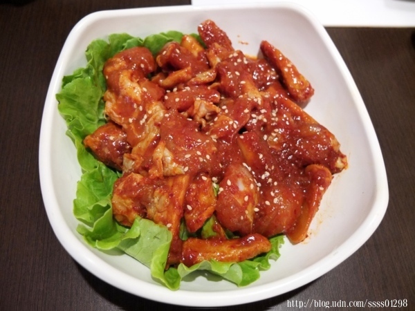 嘉義美食【紅豬呷火鍋(嘉義新生店)】個人式套餐火鍋 獨享18oz大肉量肉魂鍋 火烤韓式辣雞鍋 飲料/冰品無限供應