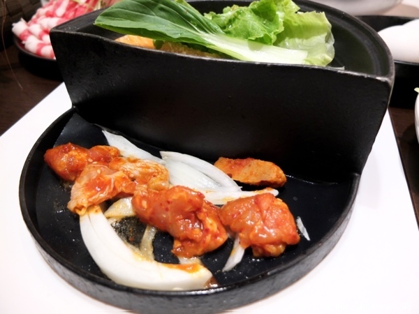 嘉義美食【紅豬呷火鍋(嘉義新生店)】個人式套餐火鍋 獨享18oz大肉量肉魂鍋 火烤韓式辣雞鍋 飲料/冰品無限供應