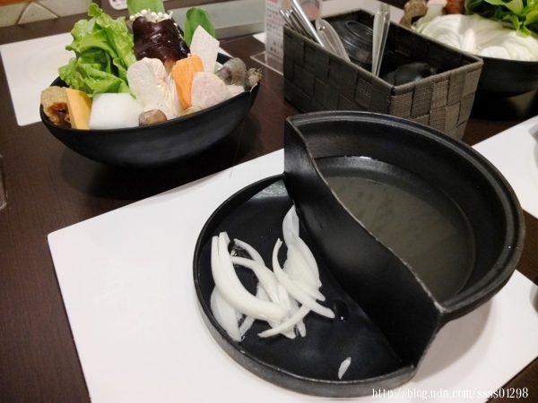 嘉義美食【紅豬呷火鍋(嘉義新生店)】個人式套餐火鍋 獨享18oz大肉量肉魂鍋 火烤韓式辣雞鍋 飲料/冰品無限供應