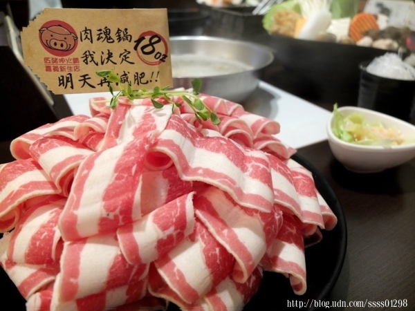 嘉義美食【紅豬呷火鍋(嘉義新生店)】個人式套餐火鍋 獨享18oz大肉量肉魂鍋 火烤韓式辣雞鍋 飲料/冰品無限供應