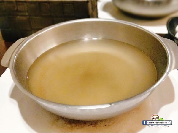 【嘉義】紅豬呷火鍋 - Prime級牛肉味綿柔入口化,麻油雞鍋進補燉。宮崎駿的旅行夢,搭載美食疆界大延展。208元起鍋物套餐,即可享飲料冰淇淋無限供應。