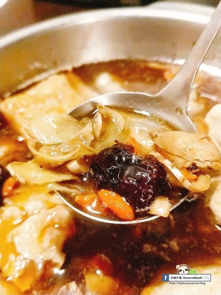 【嘉義】紅豬呷火鍋 - Prime級牛肉味綿柔入口化,麻油雞鍋進補燉。宮崎駿的旅行夢,搭載美食疆界大延展。208元起鍋物套餐,即可享飲料冰淇淋無限供應。