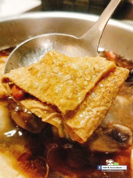 【嘉義】紅豬呷火鍋 - Prime級牛肉味綿柔入口化,麻油雞鍋進補燉。宮崎駿的旅行夢,搭載美食疆界大延展。208元起鍋物套餐,即可享飲料冰淇淋無限供應。