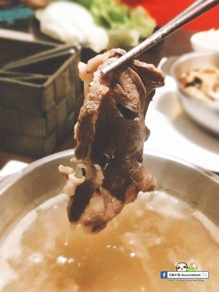 【嘉義】紅豬呷火鍋 - Prime級牛肉味綿柔入口化,麻油雞鍋進補燉。宮崎駿的旅行夢,搭載美食疆界大延展。208元起鍋物套餐,即可享飲料冰淇淋無限供應。