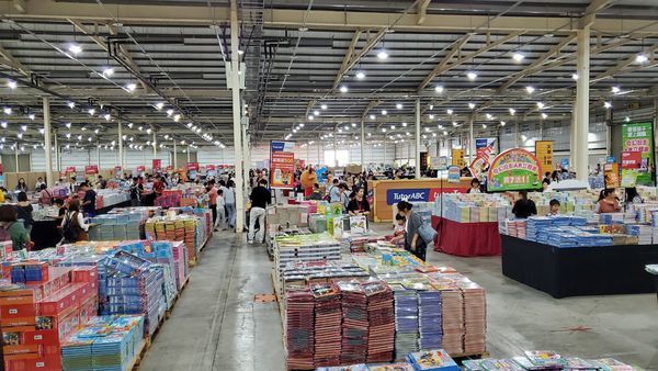 11/22-12/03"大野狼國際書展"來台中國際展覽館囉!超低折扣超優惠,讓你買到賺到,愛看書的朋友趕快來喔!