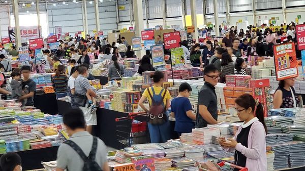 11/22-12/03"大野狼國際書展"來台中國際展覽館囉!超低折扣超優惠,讓你買到賺到,愛看書的朋友趕快來喔!