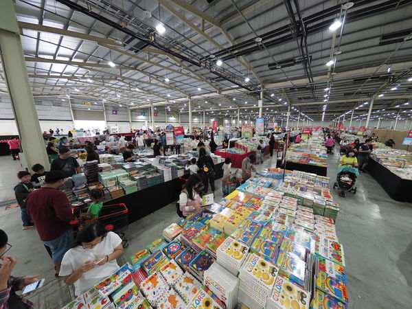 11/22-12/03"大野狼國際書展"來台中國際展覽館囉!超低折扣超優惠,讓你買到賺到,愛看書的朋友趕快來喔!