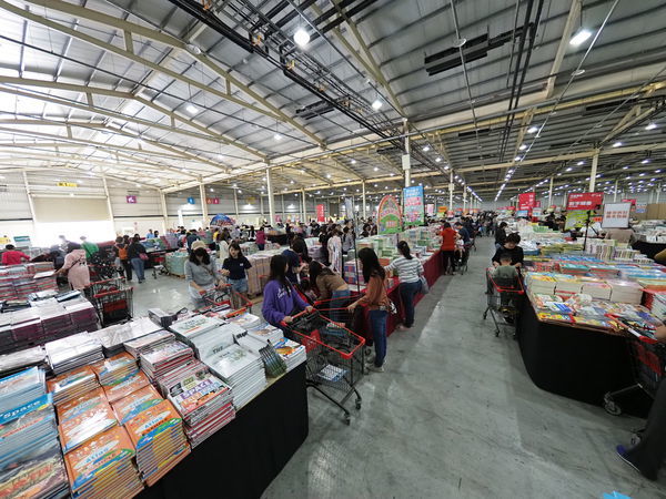 11/22-12/03"大野狼國際書展"來台中國際展覽館囉!超低折扣超優惠,讓你買到賺到,愛看書的朋友趕快來喔!