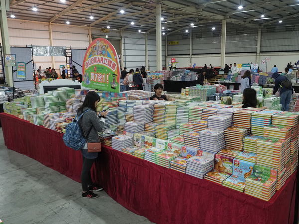 11/22-12/03"大野狼國際書展"來台中國際展覽館囉!超低折扣超優惠,讓你買到賺到,愛看書的朋友趕快來喔!