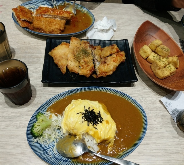 得盛 炸物、咖哩、鍋貼專門店 ︱蘆洲夜市 在地人推薦 ︱咖哩歐姆豬排蛋包飯、雞排