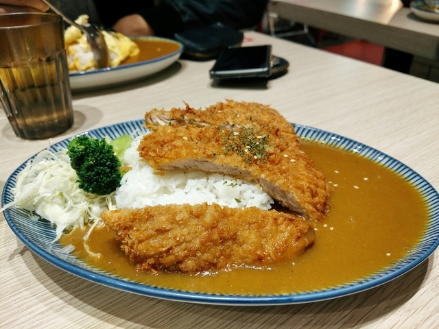 得盛 炸物、咖哩、鍋貼專門店 ︱蘆洲夜市 在地人推薦 ︱咖哩歐姆豬排蛋包飯、雞排