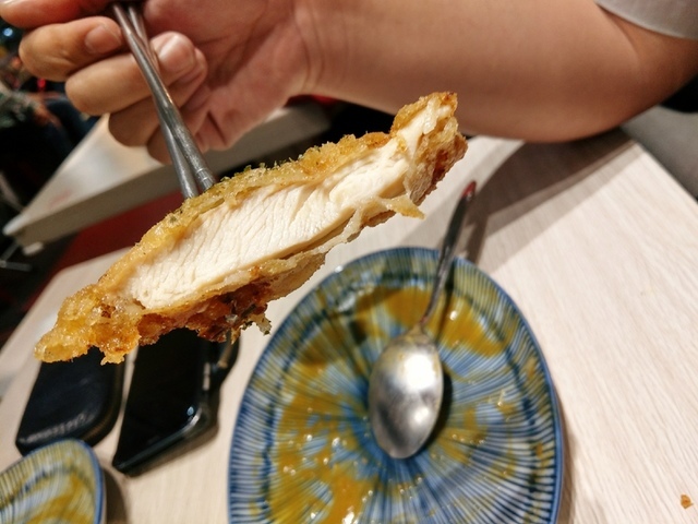 得盛 炸物、咖哩、鍋貼專門店 ︱蘆洲夜市 在地人推薦 ︱咖哩歐姆豬排蛋包飯、雞排