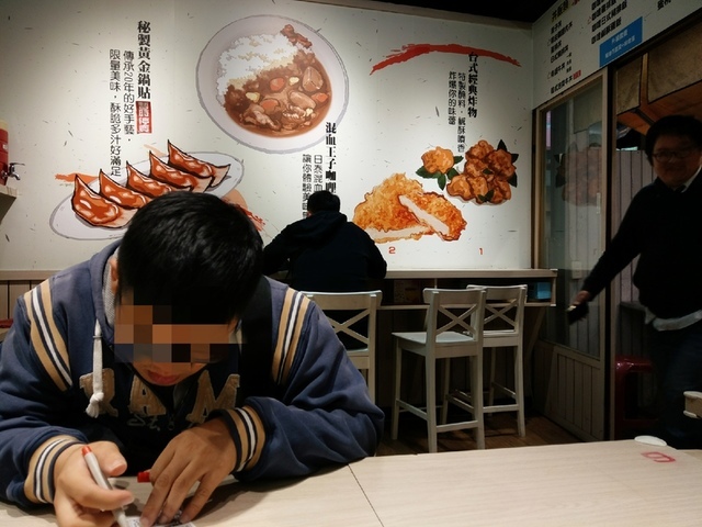 得盛 炸物、咖哩、鍋貼專門店 ︱蘆洲夜市 在地人推薦 ︱咖哩歐姆豬排蛋包飯、雞排