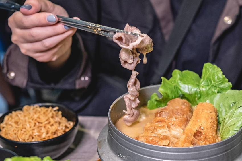 高雄左營｜發式-冬天必吃的美食，藏在市場裡的麻奶鍋