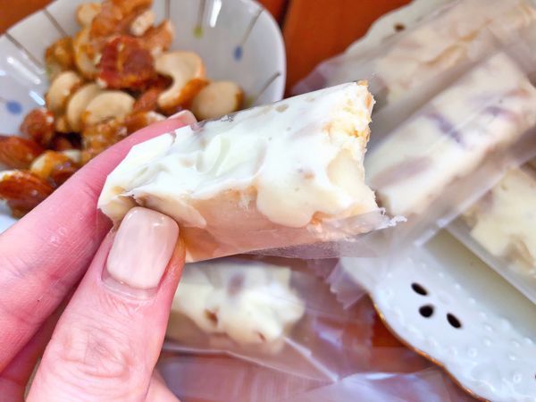 [開廂] 質感美味！挑嘴松鼠堅果開箱 - 高級牛軋糖不黏牙超好吃，夏威夷果仁滿到爆出來