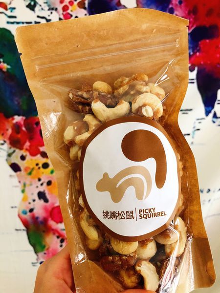 [開廂] 質感美味！挑嘴松鼠堅果開箱 - 高級牛軋糖不黏牙超好吃，夏威夷果仁滿到爆出來