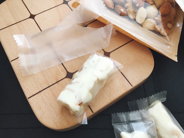 [開廂] 質感美味！挑嘴松鼠堅果開箱 - 高級牛軋糖不黏牙超好吃，夏威夷果仁滿到爆出來