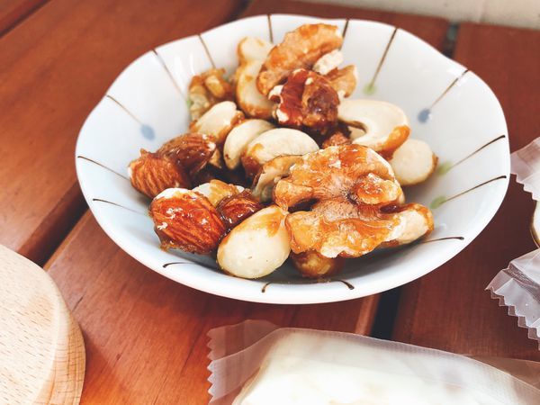 [開廂] 質感美味！挑嘴松鼠堅果開箱 - 高級牛軋糖不黏牙超好吃，夏威夷果仁滿到爆出來