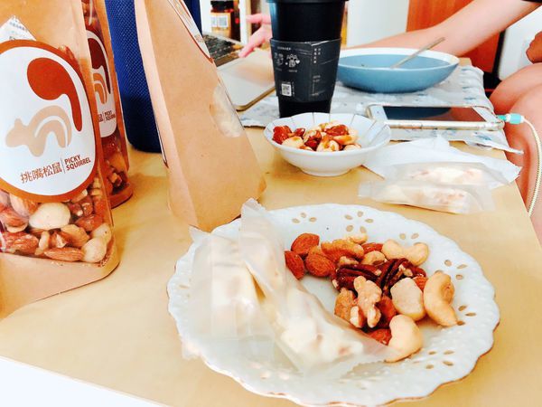 [開廂] 質感美味！挑嘴松鼠堅果開箱 - 高級牛軋糖不黏牙超好吃，夏威夷果仁滿到爆出來