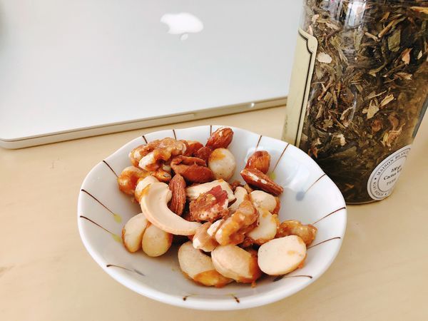 [開廂] 質感美味！挑嘴松鼠堅果開箱 - 高級牛軋糖不黏牙超好吃，夏威夷果仁滿到爆出來